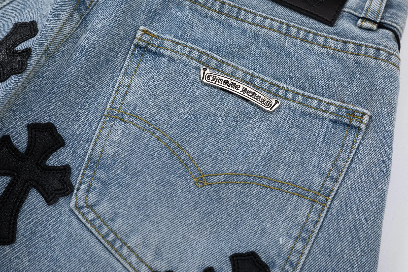 KE926#P180 The only correct leather label version on the market Chrome Hearts CH Cross embroidery distressed jeans Top ceiling quality 100% correct version The correct version is here!  Believe me this must be the best quality you will ever come across! ! Excellent value for money! !  Styles with different washes and textures are very friendly to people with thin legs and thick legs. The straight version is very flattering to the shape of the legs. The moderate length is timeless and easy to match. It is the basis of various styles and a must-have in the wardrobe! ! Add a little stacking to easily control the clean fit trend that has exploded this year. The fabric is stiff but also makes the upper body soft without losing texture. The sides and cuffs of some styles have a bone-wash effect. The vintage flavor pops up all at once. It’s really hard not to love it! ✅Correctly customize the Croxin metal leather label on the back panel. It is not sold directly with the cross on the finished jeans. 1:1 copying strives for excellence and the details are perfectly grasped. ✅The cross leather label is clear and smooth. Exquisite turning top craftsmanship. ✅Buttons, zippers and hardware are all customized versions of the Croxin LOGO. ✅High-cost washing process. Size: 28 30 32 34 36 (5 sizes)